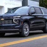 La Chevrolet Tahoe ha sido una opción popular entre los jubilados que buscan espacio para la familia y los viajes largos. Sin embargo, su gran tamaño y complejidad pueden hacer que conducirla sea una tarea difícil, especialmente en estacionamientos pequeños o calles estrechas. El gran motor V8, aunque potente, consume más combustible, lo que se traduce en altos costos operativos. Además, el peso adicional de los componentes de tracción en las cuatro ruedas y los asientos de tres filas puede llevar a un desgaste acelerado de frenos y neumáticos, lo que aumenta los gastos de mantenimiento. La capacidad que no se utiliza podría resultar una carga financiera innecesaria para los jubilados.
