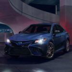 El Toyota Camry Hybrid se destaca como una de las mejores opciones para quienes buscan eficiencia sin sacrificar el confort. En sus versiones más eficientes, este sedán ofrece más de 50 mpg en promedio, lo que lo convierte en una opción ideal para aquellos que pasan mucho tiempo en carretera o en tráfico urbano. Su interior espacioso asegura que no te sentirás apretado, incluso en los largos embotellamientos. Además, la reputación de Toyota por la fiabilidad hace que las visitas inesperadas al taller sean menos frecuentes, lo que lo convierte en una elección confiable y económica a largo plazo.