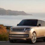 El Range Rover siempre ha sido el estándar en cuanto a SUVs de lujo, y la última generación lleva esa opulencia a niveles extraordinarios. Al entrar, te recibe un interior donde la piel está presente en cada rincón, incluyendo superficies que no sabías que podían estar tapizadas en cuero.

El diseño de la cabina cuenta con una pantalla flotante que controla desde la climatización hasta la respuesta en terrenos difíciles, mientras que el sistema de sonido Meridian Signature ofrece una acústica digna de una sala de conciertos. Con asientos traseros ejecutivos que se reclinan hasta 40 grados y mesas desplegables para trabajar mientras viajas, está pensado para quienes no aceptan compromisos en cuanto a comodidad.