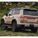 El Lexus GX es la combinación perfecta entre lujo y capacidad todoterreno, destacándose como una de las mejores opciones para el remolque. Con su motor V8 de 4.6 litros que genera 301 caballos de fuerza y una capacidad de remolque de 6,500 libras, el GX es ideal para quienes necesitan un SUV resistente y confiable para tareas exigentes. Su arquitectura de chasis de carrocería sobre bastidor, en lugar de la construcción unibody, lo hace más adecuado para el remolque pesado, especialmente cuando se enfrenta a terrenos difíciles. Además, su sistema de suspensión dinámica ajusta la estabilidad del vehículo, haciendo que el remolque sea una experiencia suave y controlada.