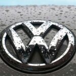 Volkswagen ha sido conocida por su ingeniería alemana, pero esta fama se ha visto empañada por una serie de problemas recurrentes de fiabilidad. A pesar de su prestigio, los propietarios de modelos nuevos informan de fallos en las baterías, problemas con los frenos y fallos eléctricos. Los motores 2.0L turbo sufren acumulación de carbono, lo que requiere limpiezas costosas. Las fallas de transmisión atraviesan varias generaciones, y su sistema eléctrico complejo hace que incluso las reparaciones menores cuesten hasta $2,000. Consumer Reports clasifica a VW en el puesto 26 de 32 marcas, dejando a los propietarios frustrados y a los mecánicos aconsejando evitarla.