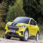 El Ford Mustang Mach-E Rally Edition es uno de los SUV más esperados para principios de 2026. Combinando la practicidad de un SUV compacto con el poder de la marca Mustang, esta edición especial ofrecerá una conducción dinámica, mejorada por un enfoque en el rendimiento. En las comparativas con el Tesla Model Y 2026, se destaca por su autonomía, tecnología y diseño más audaz, atrayendo a quienes buscan una alternativa más deportiva y tradicional a los vehículos eléctricos actuales. Con una mejor respuesta en cuanto a dinamismo y conducción, esta SUV está diseñada para aquellos que buscan emoción en cada trayecto.