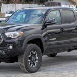 La Toyota Tacoma, uno de los vehículos más populares en el segmento de las camionetas medianas, ha sido conocida por su falta de comodidad en los asientos delanteros, especialmente en los modelos anteriores a la remodelación de 2024. La configuración de la cabina forzaba una postura demasiado erguida y con una altura de asiento muy baja, lo que resultaba en incomodidad durante los viajes largos. Este problema fue tan grave que muchos propietarios optaron por modificar los asientos mediante kits de ajuste después del mercado para mejorar la experiencia de conducción. Si buscas comodidad, es mejor esperar a los modelos posteriores a 2024.