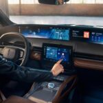 Las enormes pantallas de infoentretenimiento están dominando los interiores de los coches modernos, y en 2026 parece que este fenómeno alcanzará su punto culminante. Modelos como el Mercedes GLC o el BMW ix3 2026 incluyen pantallas gigantes que abarcan casi todo el tablero. El GLC, por ejemplo, tiene una pantalla de 39,1 pulgadas, mientras que el BMW ix3 alcanza más de 60 pulgadas de pantallas combinadas. Aunque estas innovaciones ofrecen una estética futurista, surgen preocupaciones sobre la distracción del conductor y la seguridad. A medida que estos 