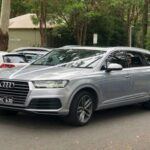 El Audi Q7 es un SUV de lujo de gran tamaño que destaca por su elegante diseño y sus sofisticadas características, ideales para quienes buscan una experiencia de conducción premium. Sin embargo, su atractivo viene con un alto costo en reparaciones, especialmente cuando se trata de problemas mecánicos relacionados con su sistema de suspensión neumática y fallos electrónicos. Estos problemas suelen surgir a los pocos años de uso, lo que genera un gasto importante en piezas y mano de obra.