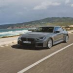 El BMW M2 de generación G87 es uno de los deportivos más sorprendentes para personas altas. Ofrece hasta 40,1 pulgadas de altura libre al techo delante y un puesto de conducción muy ajustable, con volante telescópico y asientos que permiten una posición perfecta. Sus 453 CV y su afinado chasis hacen que, pese a su peso, se sienta ágil y preciso, como un coche desarrollado con mentalidad de circuito.