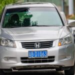 Fabricado en Marysville, Ohio, el Honda Accord sigue siendo una referencia entre las berlinas medianas. Destaca por su equilibrio entre precio, eficiencia y fiabilidad, con valoraciones muy altas en confiabilidad y un excelente valor de reventa a cinco años. Frente a rivales directos, demuestra que no hace falta pagar más para tener calidad.