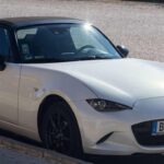 El Mazda MX-5 Miata es sinónimo de ligereza, tracción trasera y conexión directa con el asfalto. Su planteamiento sencillo y equilibrado lo convierte en uno de los deportivos más divertidos jamás creados, incluso décadas después de su lanzamiento.