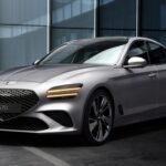 El Subaru Forester es uno de los SUV compactos que mejor entiende la comodidad diaria. Su suspensión filtra muy bien el asfalto roto y sus asientos ofrecen un apoyo constante, ideal para viajes largos. Además, la posición de conducción elevada y las amplias puertas facilitan la entrada y salida, algo clave para conductores que buscan confort real.