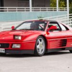 Lanzado en 1989, el Ferrari 348 TB y su versión Targa-top TS sirvieron como sucesores de la serie 308/328. Con precios que comienzan alrededor de los $75,000, este modelo se ha convertido en una de las opciones de entrada para los fanáticos de Ferrari. Su diseño sencillo y la inyección de combustible Bosch Motronic M2.5 (más tarde mejorada a M2.7) hacen que sea un coche menos propenso a fallos electrónicos en comparación con modelos posteriores.
Los propietarios elogian la dirección de conexión pura y el sonido de su V8 de cárter seco, una reminiscencia de cómo Ferrari fabricaba coches pensados para conducir, mucho antes de que las pantallas dominaran el tablero.