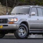 Precio medio usado: $23,165
El Lexus LX450, basado en la plataforma del Land Cruiser J80, es un SUV que ha sido subvalorado en el mercado de segunda mano. Con su motor de 6 cilindros en línea 1FZ-FE de 4.5 litros, este modelo es conocido por su durabilidad, superando los 482,000 km sin grandes problemas. Aunque su precio promedio es accesible, no refleja su fiabilidad y su historia de resistencia.