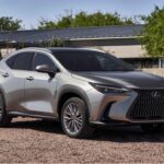El Lexus NX 350 Híbrido ha sido un modelo muy esperado, especialmente por aquellos que buscan lujo, eficiencia y tecnología avanzada en un solo vehículo. Con su diseño elegante y moderno, asientos de cuero y molduras de madera, el NX 350 no decepciona en términos de comodidad y estilo. La tecnología híbrida proporciona un excelente ahorro de combustible, lo que te permite viajar largas distancias sin preocuparte por la frecuencia de repostaje. El potente motor turboalimentado lleva este SUV de 0 a 100 km/h en menos de 7 segundos. Además, la opción de tracción delantera en el modelo 2026 reduce su precio en aproximadamente $2,000 en comparación con la versión 2025 de tracción total. Los precios de los modelos 2025 estarán alrededor de los $45,000, lo que lo convierte en una excelente opción con grandes ahorros.