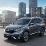 Precio típico de segunda mano (modelos 2020): 19.000–24.000 $
El CR-V no sobresale en un único aspecto, pero tampoco falla en ninguno. Su cabina espaciosa, especialmente en los asientos traseros, y su generoso maletero hacen que cargar compras o equipaje sea fácil. Los controles intuitivos reducen el estrés de los conductores primerizos. Si buscas un SUV equilibrado que funcione bien en todo, el CR-V es la opción más segura.