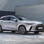 El Lexus RX ($51,175) ha sido uno de los modelos más vendidos de Lexus y no es para menos. Con una mecánica probada gracias a la ingeniería de Toyota, el RX ofrece una fiabilidad excepcional, lo que lo convierte en uno de los SUV de lujo más confiables del mercado. Su interior es sinónimo de confort y materiales de alta gama, mientras que su sistema de propulsión ha demostrado ser capaz de resistir el paso del tiempo. Los propietarios destacan la durabilidad del RX, sus bajos costos de mantenimiento y su elevado valor de reventa. Con una conducción suave y una calidad superior en todos los aspectos, es una opción destacada para quienes buscan un lujo duradero.