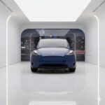 El Tesla Model Y Refresh promete redefinir el concepto de SUV eléctrico con mejoras significativas en su autonomía y tecnología. Con una autonomía de hasta 350 millas, el Model Y se consolida como una opción de largo alcance para quienes buscan un SUV eléctrico eficiente. Su interior ultra-minimalista sigue dividiendo opiniones, pero la experiencia de conducción eléctrica con el sistema de Autopilot sigue siendo uno de los mayores atractivos. Con precios que rondarán los $50,000 a $60,000, el Model Y es una opción sólida para quienes buscan lo último en tecnología, aunque las peculiaridades de construcción al estilo Tesla podrían preocupar a algunos.