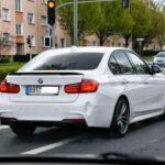 El BMW 3 Series es uno de los autos más emblemáticos en el segmento de sedanes compactos de lujo, conocido por su manejo deportivo, interior de alta gama y tecnología avanzada. Aunque su rendimiento es impresionante y su calidad de construcción es destacable, los modelos usados de la 3 Series pueden enfrentar costosos problemas de fiabilidad, especialmente en sus sistemas eléctricos y de suspensión. Además, los costos de mantenimiento y reparación suelen ser elevados, lo que puede hacer que el ahorro inicial se vea contrarrestado por los gastos a largo plazo.