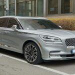 El Lincoln Aviator es un SUV de lujo con un diseño elegante y una gama de características premium, como asientos de cuero, tecnología avanzada y una conducción suave. Sin embargo, este modelo ha tenido dificultades para venderse rápidamente. En promedio, se queda unos 104 a 105 días en los concesionarios antes de encontrar un comprador. Esto puede deberse a su alto precio, lo que lo convierte en un vehículo que, aunque atractivo, no está al alcance de todos los compradores. La buena noticia es que, si tienes paciencia, puedes negociar un buen descuento o incluso obtener una excelente oferta si el concesionario busca liberar inventario.