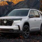 Honda se ha visto afectada por un importante retiro en 2025 que involucra más de 290,000 unidades de sus modelos Honda Pilot 2023-2025, Acura MDX 2022-2025 y Acura TLX 2021-2025. La causa de la retirada fue un error de software que podría provocar el fallo del motor mientras el vehículo está en marcha. Este defecto pone en riesgo la seguridad de los ocupantes al hacer que el motor se apague inesperadamente. Los conductores deben estar atentos a esta retirada para asegurar que sus vehículos sean revisados en los concesionarios.