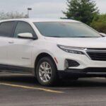 El Chevrolet Equinox EV 2025 se presenta como una de las opciones más asequibles del mercado, con un precio base de $34,995. Esta SUV eléctrica se posiciona como una de las alternativas más competitivas para quienes buscan un vehículo de entrada al segmento eléctrico sin romper el presupuesto. Ofrece un rendimiento digno y un diseño atractivo, pero su precio bajo podría no reflejar un nivel de lujo o características avanzadas comparables con modelos de mayor gama. A pesar de esto, su accesibilidad y precio atractivo lo convierten en una excelente opción para quienes desean dar el salto al mundo eléctrico sin grandes inversiones.