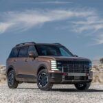 El Hyundai Palisade 2026 se ha consolidado como uno de los SUV medianos más populares en los últimos años. Impulsado por un motor V-6 de 3.5 litros que produce 287 caballos de fuerza, el Palisade ofrece una experiencia de conducción suave y ágil, ideal para familias y viajeros. Además de su potencia, este SUV se destaca por un interior espacioso, que puede albergar hasta ocho pasajeros, y una gran variedad de características de seguridad. Con su diseño moderno y atractivo, el Palisade sigue siendo una excelente opción para quienes buscan un SUV familiar con un motor V6.