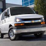 La Chevrolet Express es uno de los vehículos más anticuados del mercado. Con un diseño que se remonta a 1996, esta camioneta de tamaño completo sigue utilizando un chasis de escalera GMT610 y una cabina que parece de otra era. A pesar de ofrecer un motor V6 de 4.3 litros o V8 de 6.6 litros, ambos acoplados a una transmisión automática de 8 velocidades, su tecnología interior y seguridad son básicas comparadas con los estándares actuales. Ideal para flotas y operadores de transporte, la Express sigue siendo una opción económica, pero claramente desfasada para compradores que busquen algo más moderno.