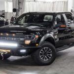 La Ford F-150 sigue siendo la camioneta más querida y más vendida de Estados Unidos. A lo largo de los años, Ford ha logrado optimizar su icónica camioneta para ofrecer mejor rendimiento, economía de combustible y una estructura más ligera. Esto ha mejorado tanto su manejo como su eficiencia, convirtiéndola en una de las favoritas entre los conductores que buscan una camioneta robusta para trabajo y uso personal. Con una larga tradición y una base de fanáticos leales, la F-150 es una de las elecciones más sólidas en el mercado.