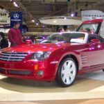 El Chrysler Crossfire fue el resultado de una colaboración entre Chrysler y Mercedes-Benz. Si bien el diseño mostraba claras influencias alemanas, el modelo falló en capturar el interés del mercado estadounidense. A pesar de ser un coche deportivo, los conductores se quejaron de su manejo deficiente y su diseño poco atractivo. La producción solo duró 4 años, lo que refleja el escaso interés que generó. Es un ejemplo claro de cómo, a pesar de la presencia de una marca alemana, la calidad y el rendimiento no fueron suficientes para mantenerlo en el mercado.
