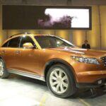 El Infiniti FX 45 es un SUV de lujo que pasó desapercibido a pesar de ser una auténtica joya. Lanzado como parte de la línea de Infiniti, este crossover de tamaño mediano fue ofrecido con un motor V6 o V8, alcanzando hasta 420 caballos de fuerza. A pesar de su potente motor y su interior lleno de lujo, el FX 45 nunca logró la popularidad de otros modelos de Nissan. Su bajo perfil se debe principalmente a la imagen de Nissan como fabricante de coches rápidos y deportivos, lo que opacó su presencia en el mercado de SUV de lujo.