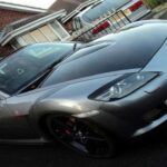 El Mazda RX-8 fue un modelo que prometía continuar el legado del emblemático RX-7, un coche deportivo que se había ganado el corazón de muchos. Sin embargo, el RX-8 estuvo plagado de problemas de fiabilidad debido a su motor rotativo, que aunque innovador, resultó ser costoso de mantener y propenso a fallos. A pesar de su apariencia deportiva y su rendimiento en carretera, el RX-8 es conocido por sus costosas reparaciones, especialmente relacionadas con el motor. Muchos propietarios se encontraron con gastos inesperados y frustración, lo que opacó el placer de conducir este modelo.