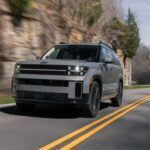 Con un precio inicial de $34,800, el Hyundai Santa Fe 2026 es uno de los SUVs de tres filas más asequibles en el mercado. A pesar de su bajo precio, este modelo se siente como un SUV de lujo, con un interior espacioso y características de serie impresionantes. Su fiabilidad ha sido calificada con un 81/100 por JD Power, lo que lo convierte en una excelente opción para las familias que buscan un SUV confiable. Además, Hyundai ofrece una garantía de 5 años y mantenimiento gratuito durante los primeros tres años. Sin embargo, su consumo de combustible es algo elevado y la tercera fila solo es adecuada para niños.