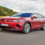 El Volkswagen ID.4 es un SUV eléctrico que promete innovación y sostenibilidad, pero no ha logrado cumplir con las altas expectativas de muchos usuarios. Aunque es un vehículo totalmente eléctrico con una autonomía decente, su rendimiento general no ha convencido a todos. El 45% de los propietarios expresó que no volverían a comprarlo, citando problemas con la conducción, la ergonomía y las fallas tecnológicas en su sistema de infoentretenimiento. Aunque tiene un diseño atractivo y una buena gama de características, el ID.4 parece carecer de la solidez esperada para un modelo de Volkswagen, un factor importante en su baja tasa de satisfacción.