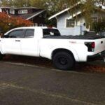 La Toyota Tundra, en su segunda generación, puede que no haya alcanzado la misma popularidad que las camionetas estadounidenses en el mercado de Estados Unidos, pero tiene un grupo de seguidores leales. Esta camioneta es prácticamente indestructible, capaz de enfrentar las condiciones más difíciles con facilidad. Es conocida por su fiabilidad, y muchos propietarios reportan que algunos modelos han alcanzado cientos de miles de millas sin problemas significativos. Con una sólida reputación de durabilidad, la Tundra es una de las camionetas más queridas, especialmente entre quienes buscan fiabilidad y longevidad.