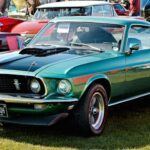 El Ford Mustang, especialmente los modelos de los años 60 y principios de los 70, ocupa un lugar especial en la historia del automovilismo. Su diseño icónico y su potente rendimiento lo han convertido en un símbolo de los muscle cars americanos. Muchos propietarios se sienten atraídos por el rugido de su motor y la sensación de libertad que ofrece. Vender un Mustang puede generar un fuerte arrepentimiento, ya que es difícil replicar esa experiencia única con vehículos modernos. Más allá de su atractivo estético, la importancia histórica del Mustang hace que muchos lamenten haberse deshecho de este clásico.