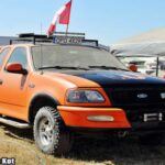 El Ford F-150 ha sido el camión más vendido de América durante más de cuatro décadas, y su popularidad no es solo cuestión de marketing, sino de fiabilidad probada. Con opciones de motores EcoBoost y su V8 de 5.0 litros, el F-150 demuestra una durabilidad destacable incluso bajo cargas pesadas y condiciones de kilometraje elevado. Además, su carrocería de aluminio de alta resistencia reduce los problemas de corrosión mientras mantiene la integridad estructural necesaria para trabajos serios, lo que lo convierte en un camión ideal para propietarios que buscan un vehículo fiable para el día a día.