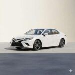 El Toyota Camry ha sido durante décadas uno de los sedanes más confiables en el mercado. Si eliges una versión híbrida de entre 2021 y 2025, podrás encontrarla por alrededor de 28,000 dólares. Este modelo ofrece una conducción suave, un motor eficiente de 4 cilindros y un consumo de hasta 50 mpg. Además, su fiabilidad es legendaria, con transmisiones que duran cientos de miles de millas y repuestos baratos y fáciles de encontrar. Si te preocupa el valor de reventa, el Camry es una de las mejores opciones, superando incluso al Accord en este aspecto. Perfecto para una conducción diaria sin complicaciones.