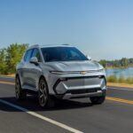 El Chevrolet Equinox EV 2025 se posiciona como una de las mejores opciones para quienes buscan un vehículo eléctrico accesible y con una autonomía de largo alcance. Con un precio inicial de menos de $35,000, el Equinox EV ofrece una autonomía estimada de más de 300 millas con una carga completa. Además, el modelo base incluye características populares como el control de crucero adaptativo y el control de clima automático, lo que lo convierte en una opción excelente para los conductores que buscan un SUV eléctrico asequible y funcional.