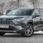 El Toyota RAV4 es uno de los SUV más confiables que puedes comprar, tanto nuevo como usado. Con una reputación destacada en fiabilidad, este SUV mantiene su rendimiento incluso con un alto kilometraje, lo que lo convierte en una opción ideal para quienes buscan un vehículo que dure muchos años. Los estudios han demostrado que el RAV4 es uno de los modelos más longevos en el mercado, con muchos ejemplares que alcanzan más de 300,000 millas sin mayores reparaciones. Con una combinación de bajo costo de mantenimiento y alta fiabilidad, el RAV4 es un referente para los conductores que buscan un SUV de larga duración y bajos costos operativos.