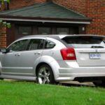 El Dodge Caliber fue lanzado en 2007 con la misión de reemplazar al popular Neon, pero rápidamente demostró ser una decepción. Aunque se esperaba que el Caliber fuera una opción económica y fiable, muchos conductores lo encontraron mal construido, ruidoso y propenso a fallos mecánicos. A pesar de su aspecto robusto, el Caliber no estuvo a la altura de las expectativas y no logró ganarse la lealtad de los usuarios. Su fiabilidad, especialmente a largo plazo, es cuestionable, y a menudo se cita como un modelo que se debe evitar si buscas un coche duradero.