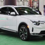 Vinfast, la marca vietnamita que ha irrumpido en el mercado de los autos eléctricos, se ha encontrado con serios desafíos. El Vinfast VF8, aunque construido para impresionar, está plagado de problemas. Desde fallos en el software hasta una calidad de marcha deficiente y ruidos extraños, el VF8 demuestra que se tomaron atajos en la fabricación. Además, la seguridad es una gran preocupación, con investigaciones abiertas por parte de la NHTSA tras un accidente fatal relacionado con problemas de dirección. Si bien Vinfast es una marca nueva, sus problemas son suficientes para evitar este modelo, al menos por ahora.