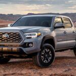 La Toyota Tacoma es un claro ejemplo de fiabilidad y durabilidad, dos cualidades por las que Toyota es conocida. Este modelo de camioneta, especialmente popular entre los conductores que buscan capacidades todoterreno, ha demostrado ser excepcional en la retención de su valor. A pesar de ser un vehículo robusto y de alto rendimiento, su depreciación es significativamente baja en comparación con otros autos nuevos. Esto se debe a su alta demanda en el mercado, su confiabilidad mecánica y su capacidad para resistir el paso del tiempo. Si buscas una camioneta que conserve su valor y te brinde versatilidad, la Tacoma es una opción sólida para 2025 y más allá.