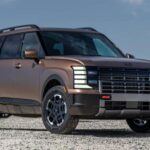 El Kia Telluride 2026 es uno de los SUV de tres filas más accesibles y completos. Con un precio base de $37,885, el Telluride ofrece un diseño elegante, un motor potente y una excelente experiencia de conducción. Este modelo se presenta con un rediseño de nueva generación, que incluye un motor híbrido de cuatro cilindros. A pesar de ser asequible, este SUV rivaliza con modelos de lujo en términos de características, diseño y calidad de construcción. Si buscas una opción que te ofrezca mucho por tu dinero, el Telluride es una de las mejores elecciones.