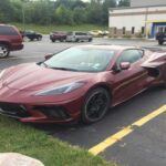 El Chevrolet Corvette es un símbolo eterno de rebeldía y juventud, independientemente del año del modelo. Es rápido, llamativo y emocionante, pero también es el ejemplo perfecto del “coche de crisis de la mediana edad”. Más allá del impacto visual y sonoro, el Corvette exige mantenimiento constante y especializado, lo que puede desgastar la paciencia (y la cartera) de cualquiera. Muchos propietarios disfrutan solo unos meses antes de darse cuenta de que este deportivo requiere una dedicación que no todos pueden asumir.