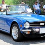 El Triumph TR6 combina estética británica clásica con un seis cilindros que aporta carácter y solvencia en carretera. Su peso contenido y su mecánica relativamente sencilla lo hacen usable incluso hoy, algo clave para un clásico de presupuesto limitado. Además, su enorme red de recambios y especialistas permite mantenerlo sin costes desorbitados, algo que no todos los roadster de su época pueden decir.