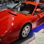 El Ferrari Testarossa no fue solo un símbolo de estatus de los 80, sino uno de los modelos más reconocibles de la historia de la marca. Su motor bóxer de 12 cilindros y 4,9 litros, junto a sus inconfundibles tomas laterales, lo convirtieron en un icono cultural impulsado por su presencia constante en la televisión y el cine. Su valor actual refleja ese estatus legendario.