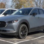 El Mazda CX-30 2024 combina un precio muy competitivo con un equipamiento de seguridad sorprendentemente amplio. Incluye control de ángulo muerto, alerta de cambio involuntario de carril, alerta de tráfico cruzado trasero y asistente de arranque en pendiente. Sus diez airbags y los faros LED refuerzan una propuesta muy sólida para su tamaño.