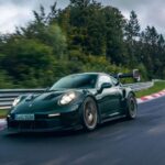 La llegada del 996 en 1997 marcó un punto de inflexión. La refrigeración por agua permitió cumplir normativas, mejorar la gestión térmica y ofrecer un rendimiento constante incluso en uso intensivo. Aunque hubo problemas iniciales como el famoso rodamiento IMS, la evolución posterior dio lugar a un 911 moderno que conserva su ADN, pero resulta infinitamente más usable y fiable en el día a día.