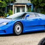 El EB 110 SS marcó el renacer moderno de Bugatti en los años noventa. Con su V12 de 3,5 litros, cuatro turbos y 610 CV, fue el coche de producción más rápido de su época. Introdujo soluciones hoy comunes en los hiperdeportivos, como el monocasco de fibra de carbono y la tracción total, estableciendo el ADN técnico que Bugatti seguiría perfeccionando décadas después.