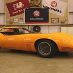 El Vauxhall SRV parecía adelantado décadas a su tiempo. Con apenas 1,05 metros de altura, diseño de cabina adelantada, motor central transversal y cuatro plazas reales, rompía con cualquier convención. Aunque su mecánica era solo una maqueta, el concepto exploraba soluciones de espacio y aerodinámica inéditas. Nunca pasó de prototipo, pero su planteamiento sigue resultando sorprendentemente moderno incluso hoy.