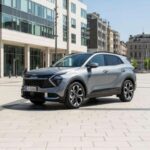 El Kia Sportage sorprende por su diseño atrevido y un interior futurista con iluminación ambiental y gran presencia tecnológica. Con un precio cercano a los 28.000 euros, transmite una sensación moderna y bien equipada, aunque algunos detalles artificiales restan naturalidad a la experiencia.