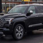 La Toyota Sequoia ha sido reconocida por su excepcional longevidad, con una vida útil promedio de alrededor de 475,000 kilómetros, según los análisis de iSeeCars. Este SUV de gran tamaño no solo ofrece un rendimiento robusto, sino que también es una opción muy popular para familias y conductores que necesitan capacidad de remolque. Su durabilidad es atribuida a una construcción de alta calidad y a una ingeniería diseñada para resistir los años y las millas. A medida que aumenta su kilometraje, la Sequoia sigue funcionando sin problemas importantes, lo que la convierte en una opción ideal para aquellos que buscan una SUV confiable que no los deje tirados.